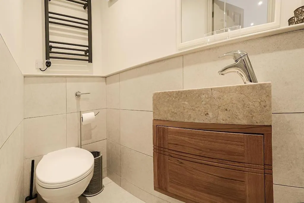 Apartment West With Free Parking Whitby